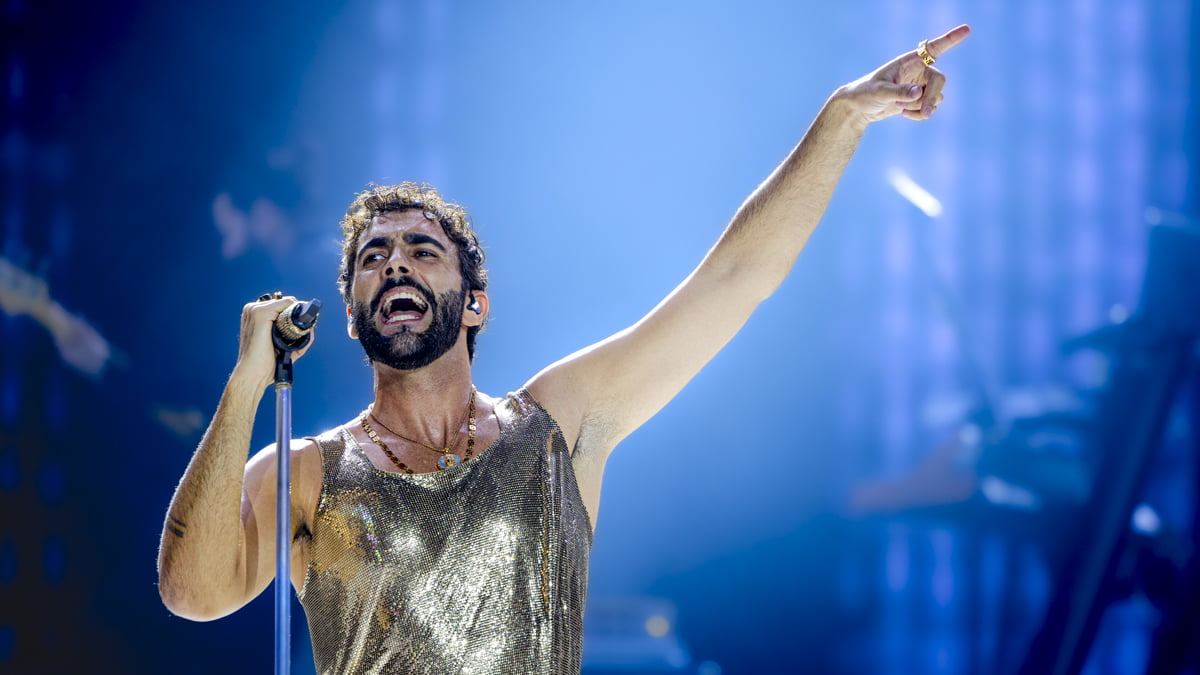 Marco Mengoni, ferma il concerto per soccorrere una fan che si sente male, “Te lo ricorderai per tutta la vita”       