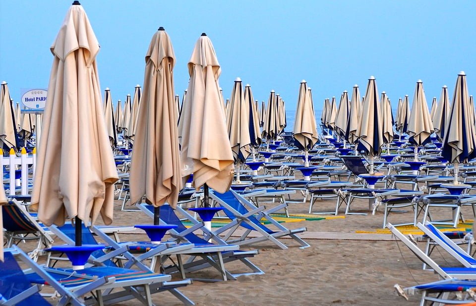 L’estate a prezzi pazzi, in spiaggia un gazebo costa 1000 euro