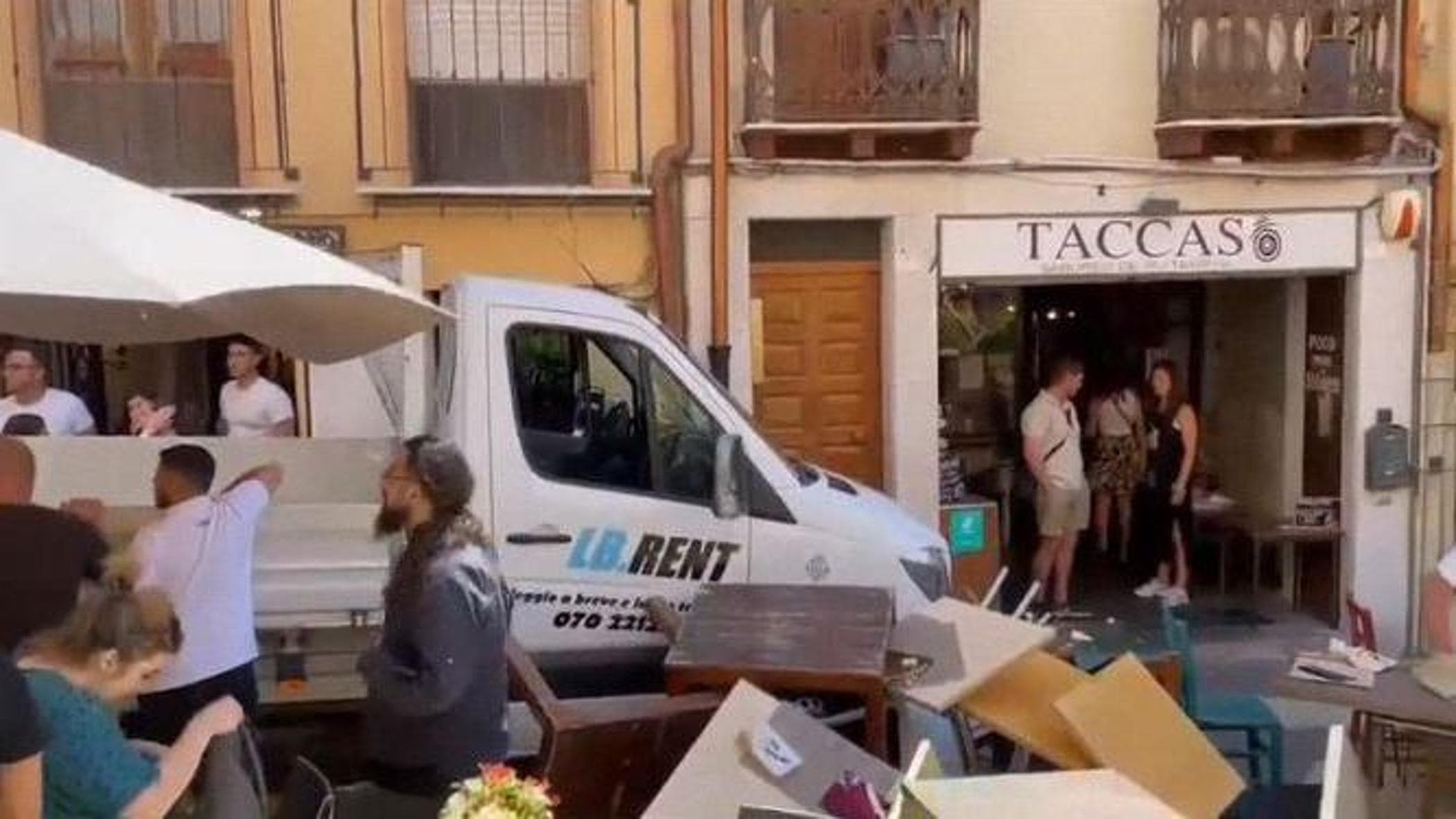 Momenti di terrore a Cagliari, furgone piomba sui tavolini di un bar, 15 i feriti