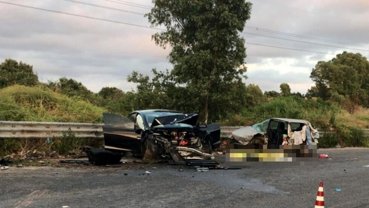 Suv Tesla contromano con a bordo cinque ventenni travolge una Lancia Y, muore una donna