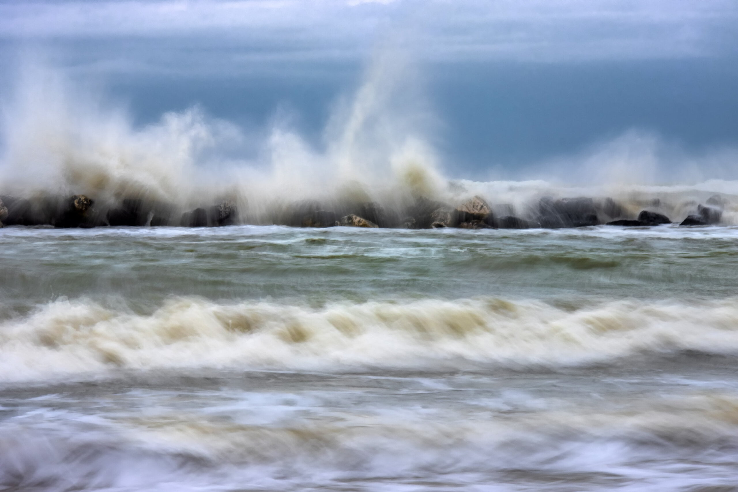 Mare mosso killer, a distanza di 500 metri annegano su litorale due turisti di 39 e 48 anni