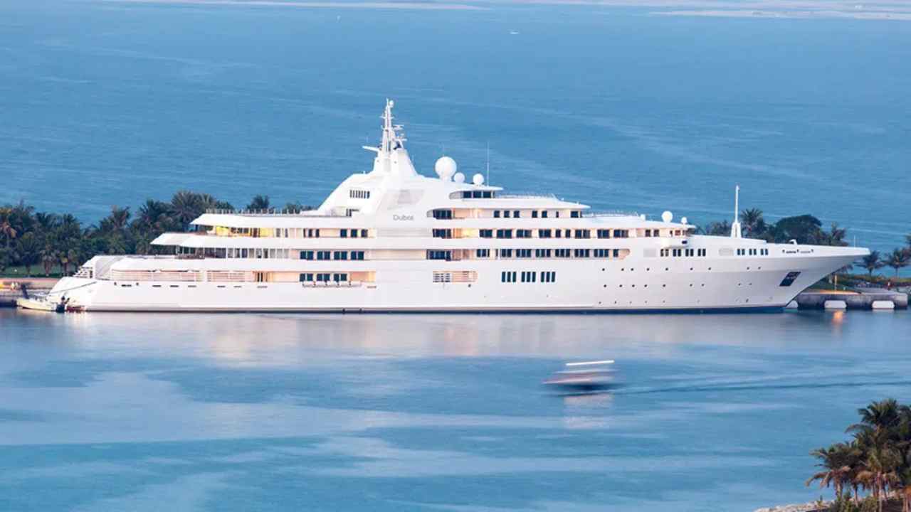 Cinque terre, sceicco attracca con megayacht da 150 metri per cenare in un ristorante, alla fine della cena lascia una mancia di 1800 euro, la reazione dei camerieri è incredibile