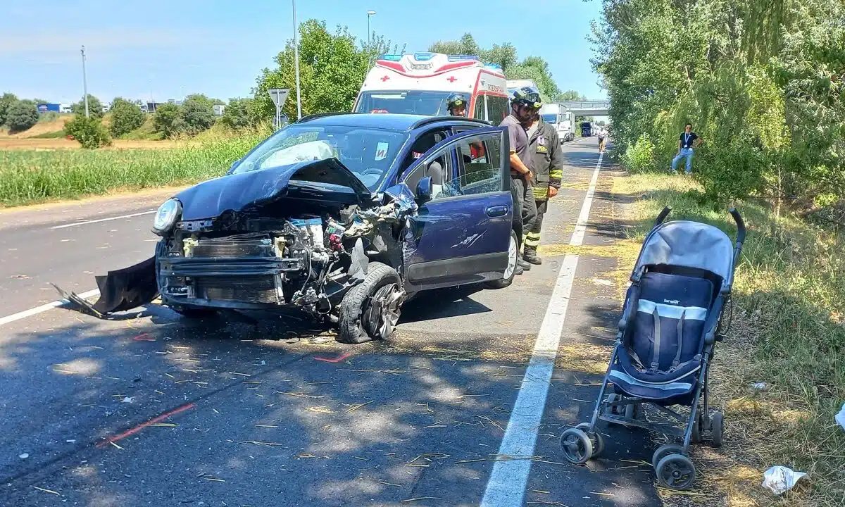 Terribile scontro frontale tra due auto, morto neonato di 6 mesi, gravissimi tre passeggeri tra cui bimbo di 3 anni