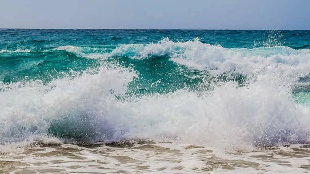 Puglia, padre e figlio si tuffano e vengono travolti dalle onde, turisti e bagnino si tuffano e salvano l’uomo, il ragazzo muore annegato, aveva solo 17 anni