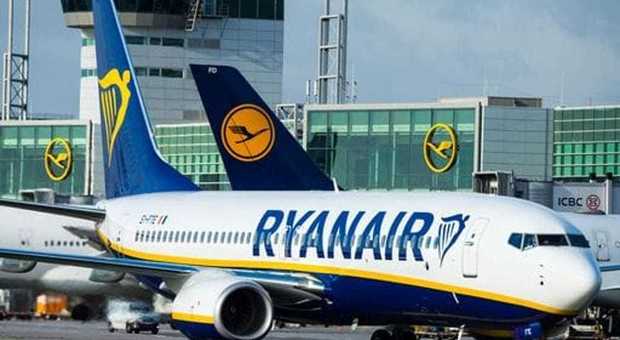 Il principio d’incendio al motore di un aereo Ryanair in partenza da Brindisi ha portato alla chiusura temporanea dell’aeroporto del Salento. Tutti i passeggeri sono stati evacuati in sicurezza.