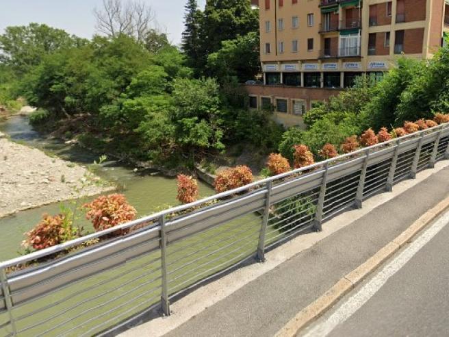 L’ultimo messaggio di una ragazza di 15 anni, “La faccio finita”, si butta giù dal ponte, il papà riesce a geolocalizzarla e la salva