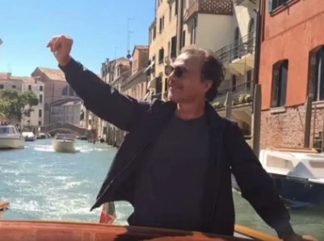 L’arrivo “trionfale” di Antonio Zequila a Venezia, saluta i suoi fan, ma intorno non c’è nessuno