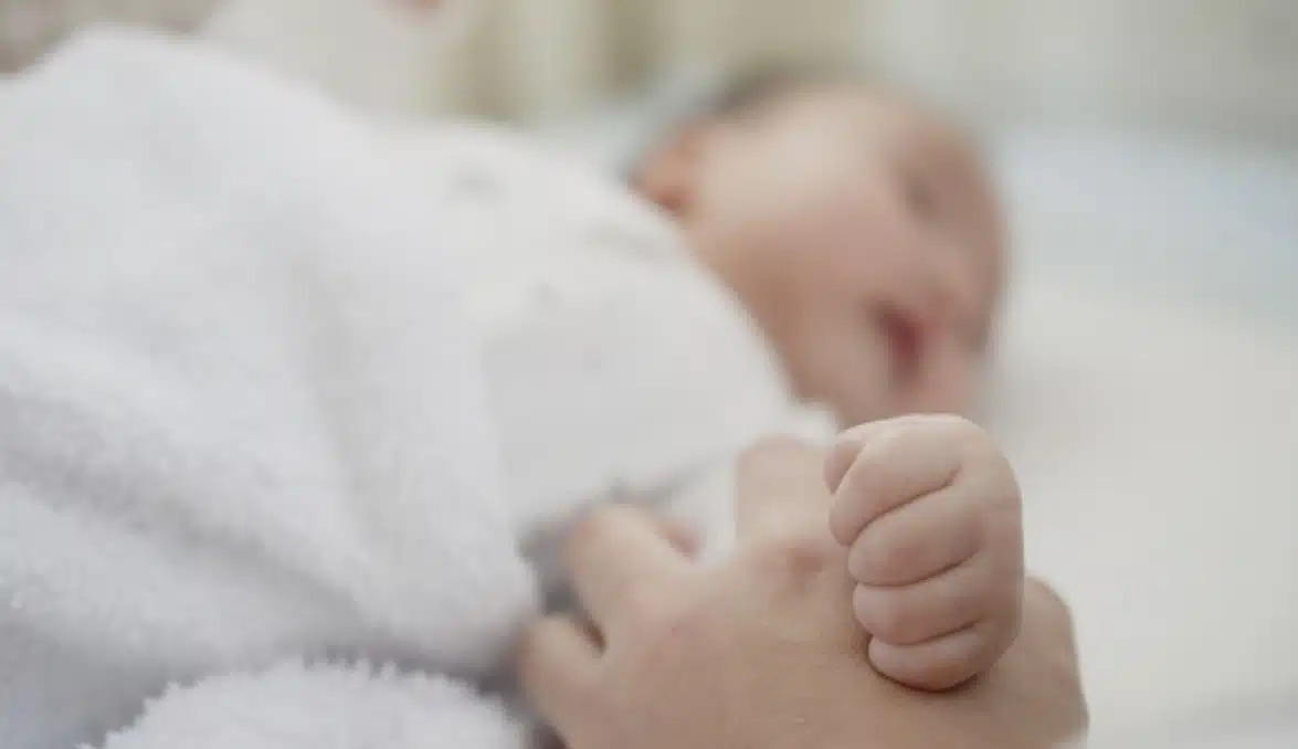 Padova choc, bimbo di 3 mesi muore in ospedale da “Sindrome del bambino scosso”, madre arrestata