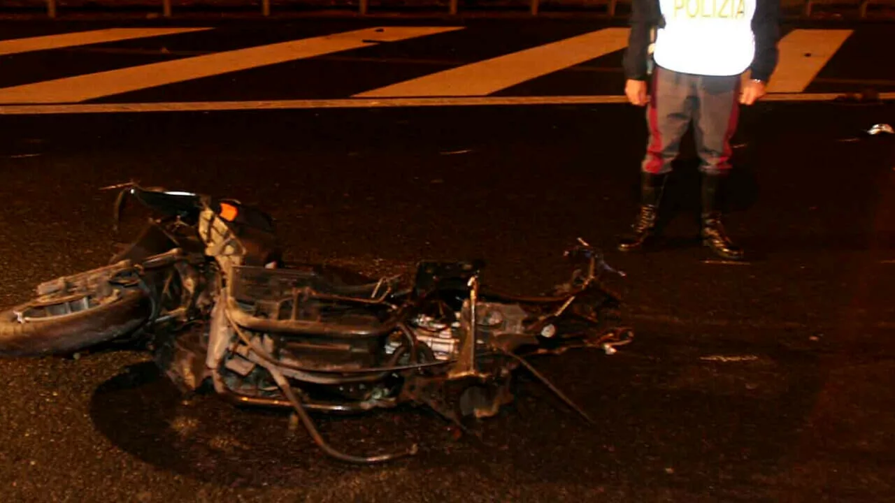 Trento, moto travolge monopattino, il bilancio è pesantissimo, morti due giovani, lei 16 e lui 22 anni