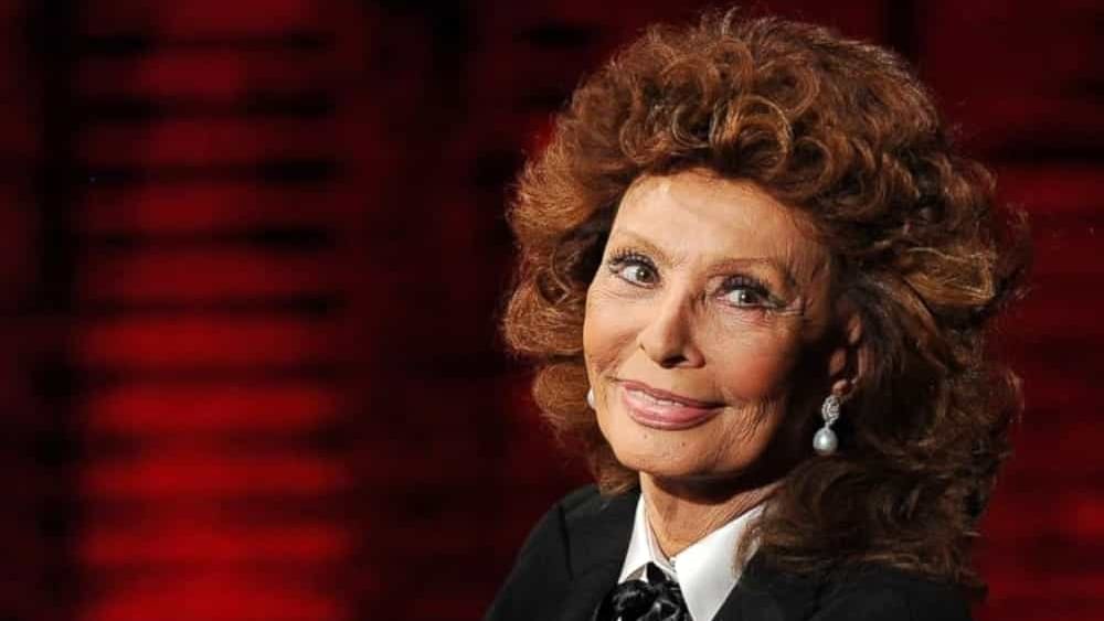 Sofia Loren, brutto incidente domestico, operata d’urgenza al femore, rinviata la grande festa a Bari in suo onore