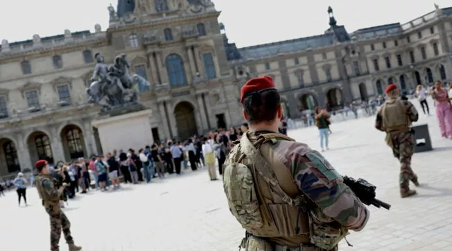 Allarme bomba al Louvre, terrore tra i visitatori fatti uscire in tutta fretta