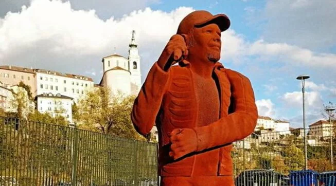 L’omaggio a Vasco Rossi, una statua di cioccolato di 400 chili realizzata da un maestro cioccolatiere