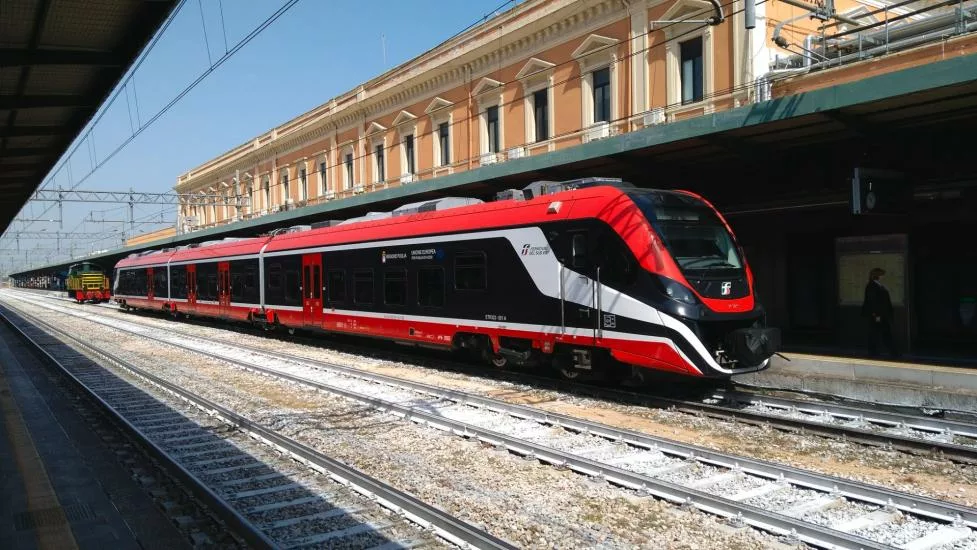 Bari, capotreno interviene per difendere una ragazza aggredita dal fidanzato che reagisce e lo picchia causandogli un trauma cranico