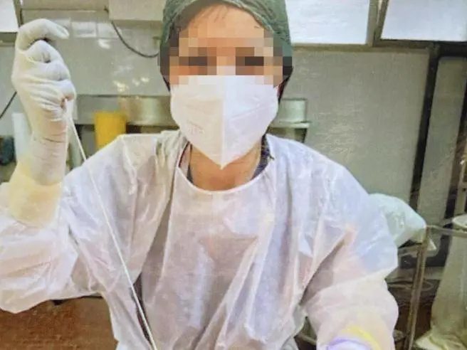 Foto choc postata sui social di una caposala che sorride mentre ricuce un cadavere “Sono come una sarta”