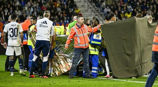 Waalwijk-Ajax, attimi di terrore: il portiere Vaessen lotta tra la vita e la morte dopo un duro scontro di gioco, giocatori in lacrime