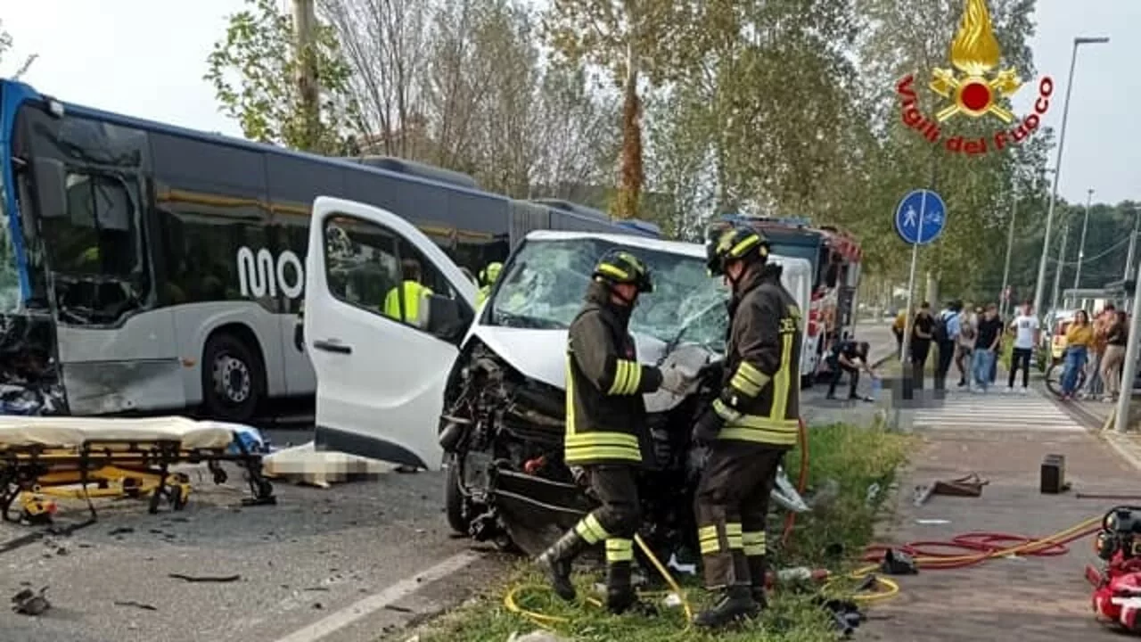 Furgone sbanda all’improvviso e invade corsia opposta da dove stava sopraggiungendo un autobus, impatto inevitabile, due i morti e tre feriti gravi