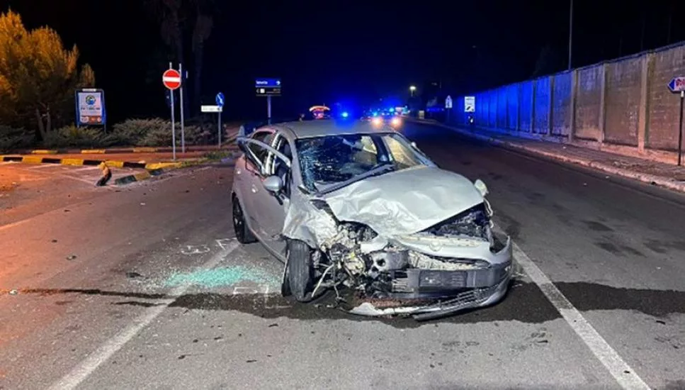 Taranto grave incidente nella notte, scontro frontale tra due auto, muore una donna, ferite gravemente altre due persone