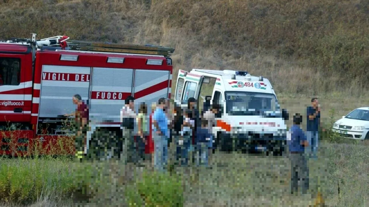 Statale 100, perde il controllo dell’auto e finisce in una scarpata, muore sul colpo 75enne romano