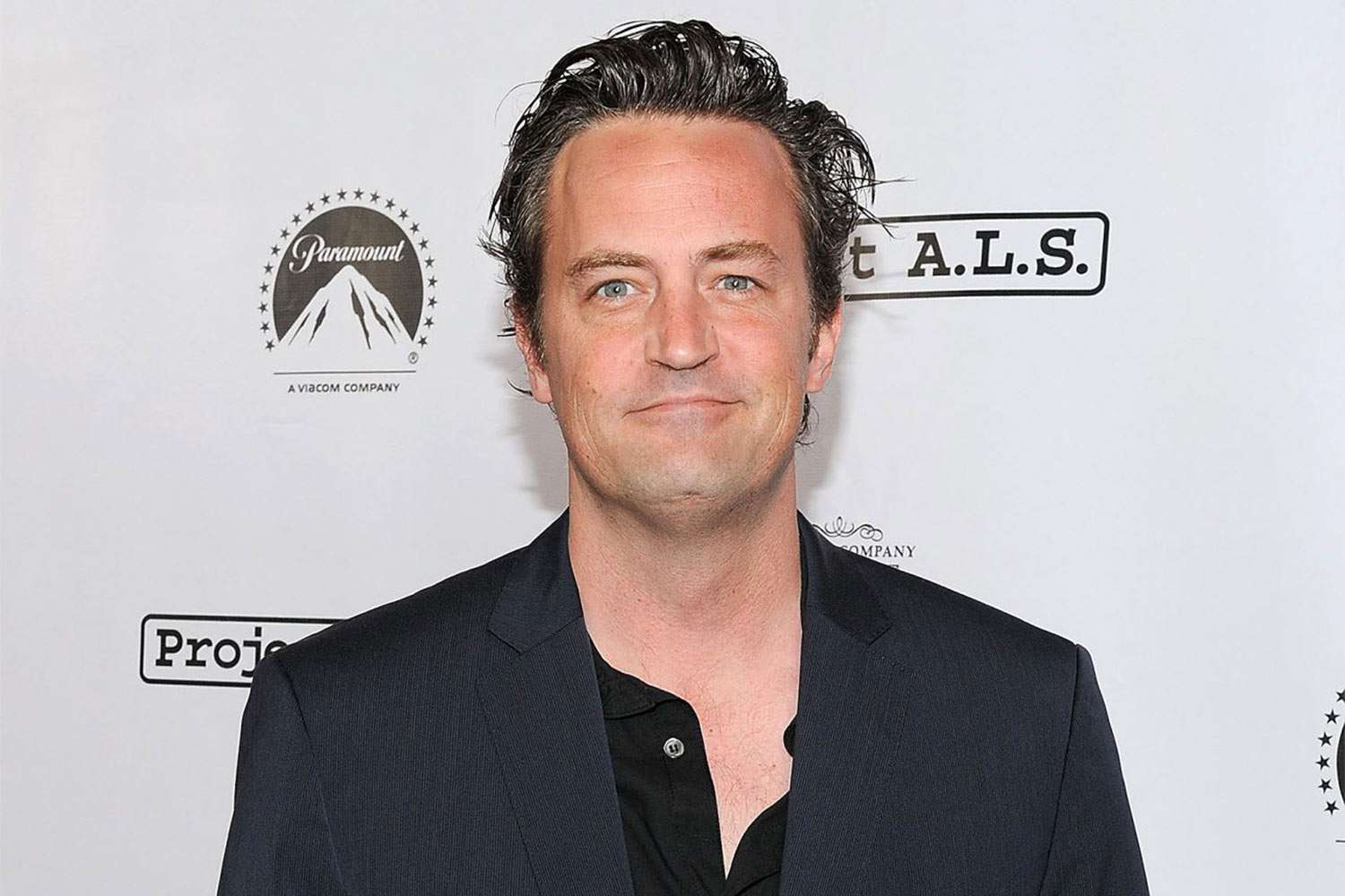 Addio a Matthew Perry: New York in lacrime, centinaia di fan hanno lasciato fiori e messaggi all’appartamento di Friends