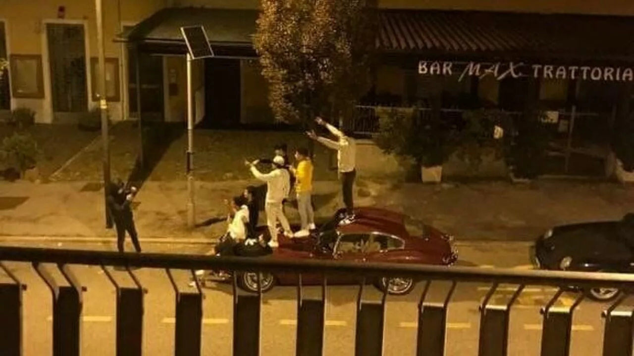 Gruppo di ragazzi salta su una  Jaguar per farsi un selfie mentre il proprietario sta cenando provocando migliaia di euro di danni
