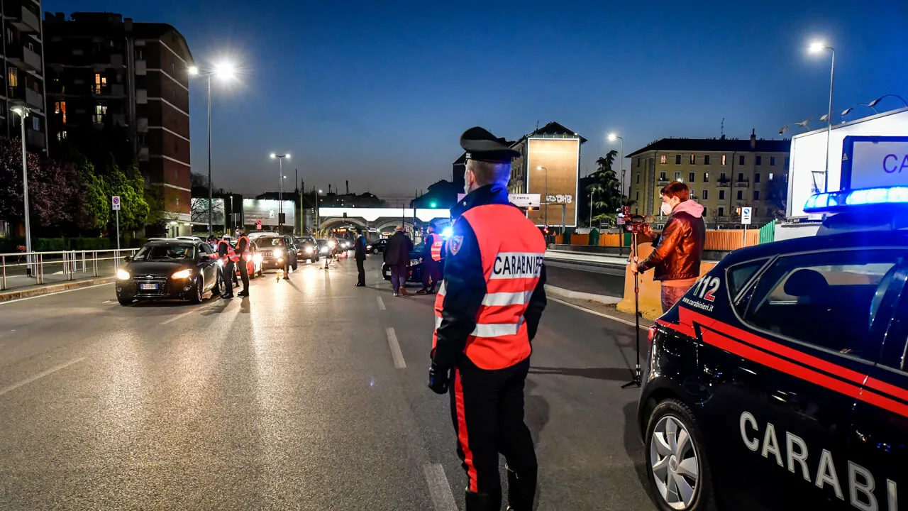 Fermato dai Carabinieri alla guida ubriaco si difende: “È colpa del ragù di mia nonna”