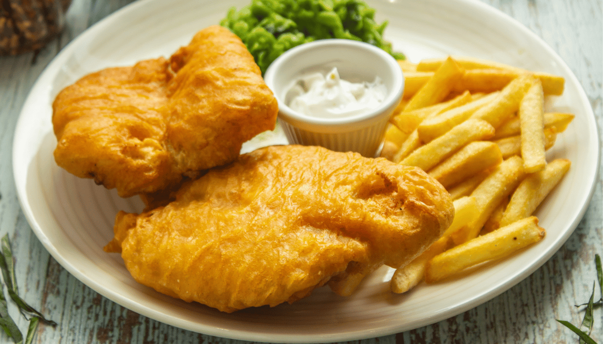 Scontrini pazzi, paga 42 euro per una porzione di fish and chips, lo Chef si giustifica: “Le patatine sono tagliate a mano”