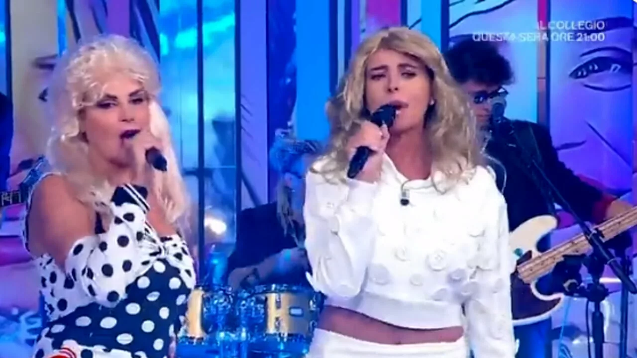 “Citofonare Rai Due” Paola Perego e Simona Ventura si esibiscono in diretta cantando “La notte vola”, il risultato è disastroso