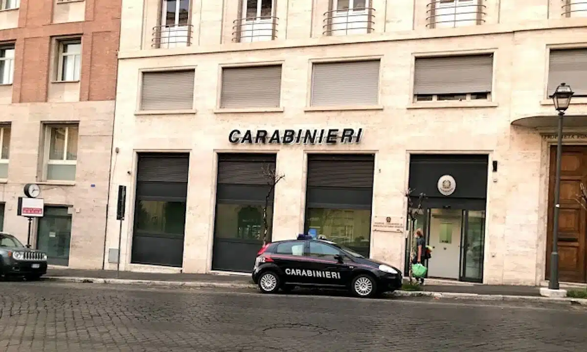 Roma, turista ha un infarto e si accascia vicino a una caserma, salvato da un carabiniere eroe