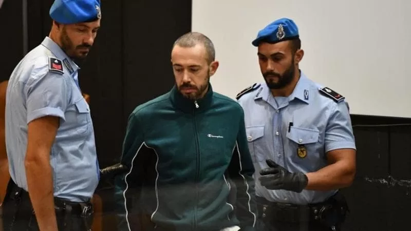 Alberto Scagni, condannato per l'omicidio della sorella, è stato aggredito da detenuti nel carcere di Villa Armea, Sanremo, salvato solo dall'intervento degli agenti di polizia penitenziaria.
