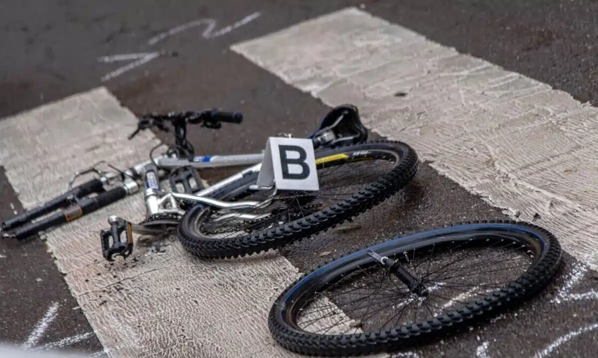 In un tragico incidente stradale a Pessano con Bornago, un ciclista ha perso la vita mentre un altro è in condizioni critiche. Un giovane automobilista è al centro delle indagini.