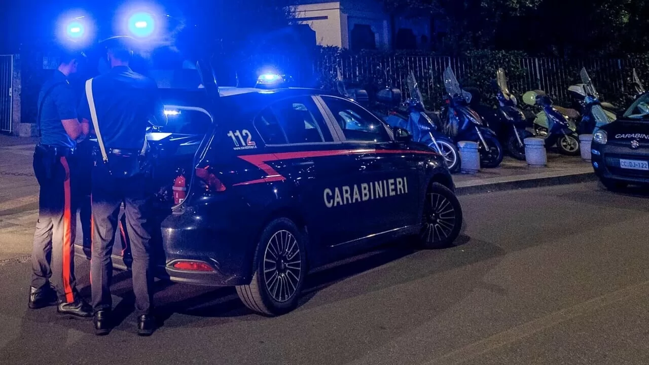 A Tombelle di Vigonovo, un uomo di 71 anni ha aggredito la moglie in strada. Grazie all'intervento di alcuni giovani e all'azione dei carabinieri, la tragedia è stata sventata.