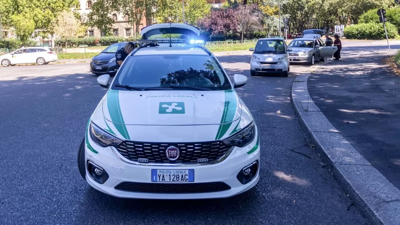 Un 21enne a Mantova accumula sanzioni per 150 mila euro transitando 800 volte nelle Ztl in due anni. Dopo ripetute violazioni, la polizia gli confisca auto e patente.