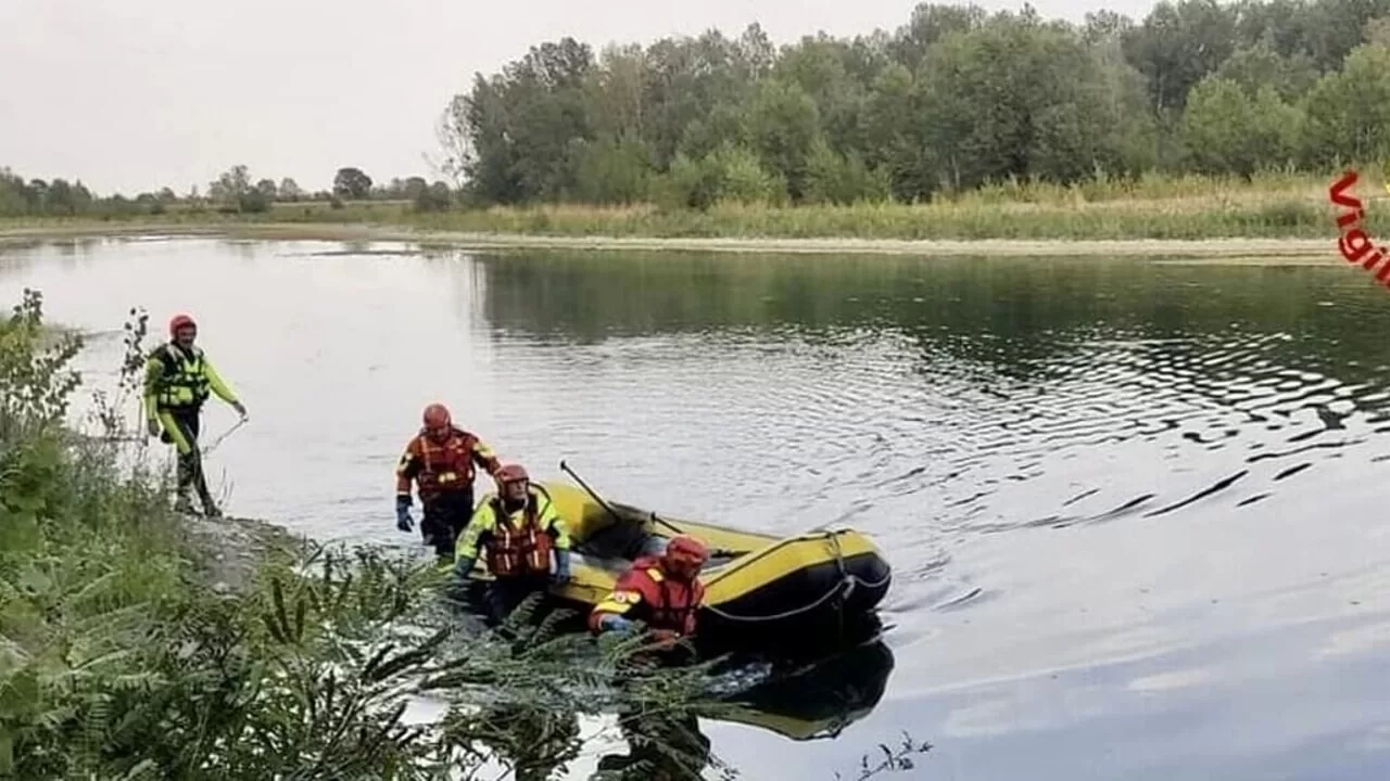 Il corpo di un uomo in avanzato stato di decomposizione è stato recuperato dalle acque del fiume Lambro a Milano, in via Rombon.