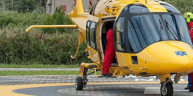 Perde la vita dopo essere stata travolta da auto parcheggiata in salita, che si è messa all’improvviso in marcia, la donna è precipitata in un burrone