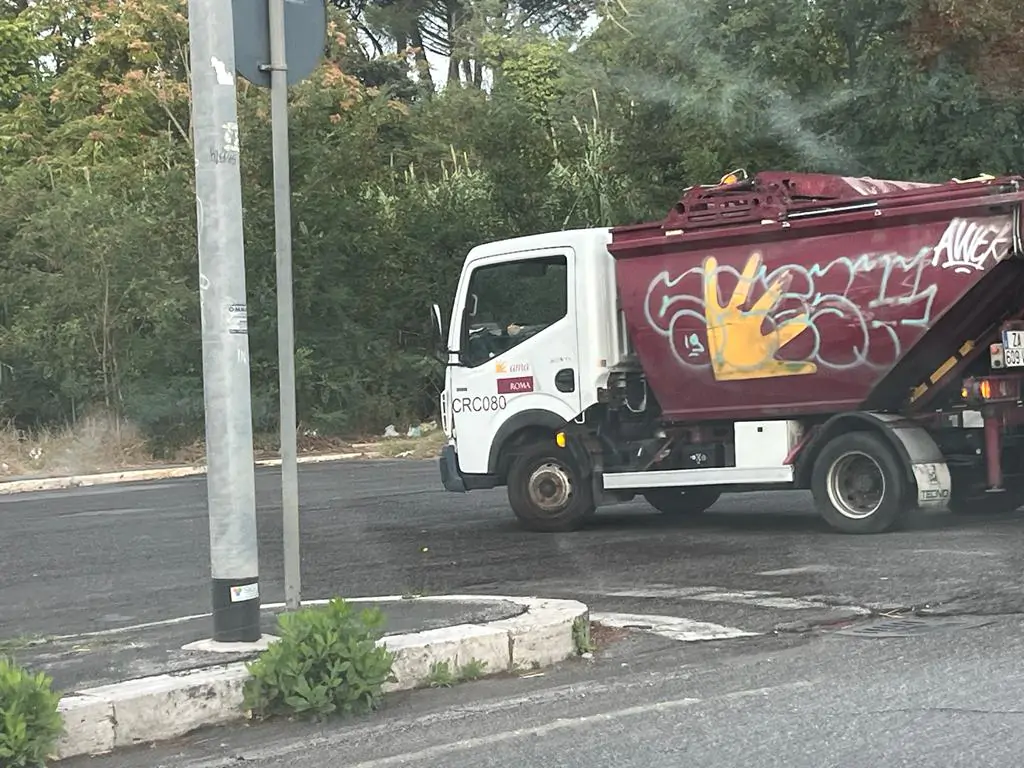 Roma, operatore ecologico ubriaco si addormenta al volante di un camion Ama, il mezzo  fermo da ore al semaforo