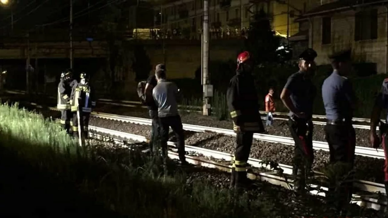 Milano, giovane investito da un treno, mentre attraversava i binari ha perso l’equilibrio, morto 32enne