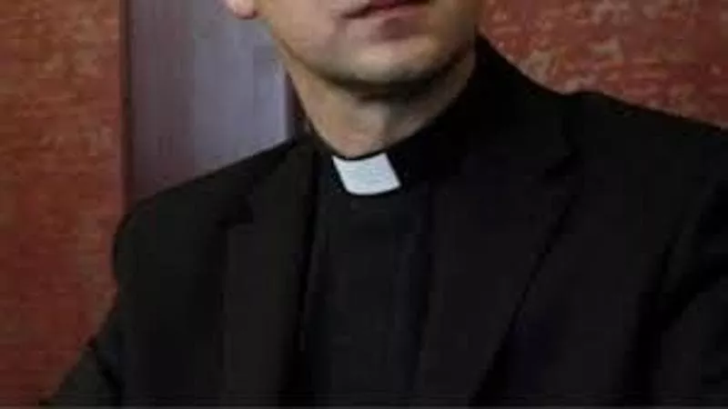 Una storia d'amore non convenzionale emerge da Salerno, dove un prete ha deciso di abbandonare il ministero per unirsi a una fedele, causando stupore nella comunità.