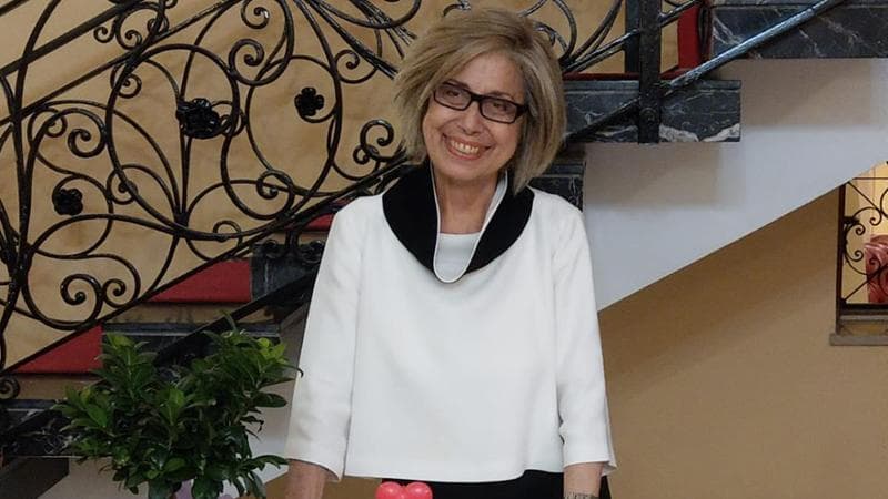 Silvana Ghiazza, ex docente universitaria, ha istituito una fondazione per finanziare borse di studio nel campo dell'oncologia e della letteratura, un tributo al suo impegno nell'educazione.