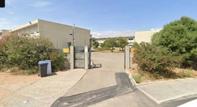 Un ragazzo di 15 anni è stato gravemente ferito in un accoltellamento all'uscita della scuola a Capoterra, Cagliari, da un 14enne. La vittima è in pericolo di vita.