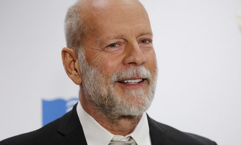 Bruce Willis, noto per il suo ruolo in "Die Hard", affronta la demenza frontotemporale, circondato dall'affetto e dal sostegno della sua famiglia.