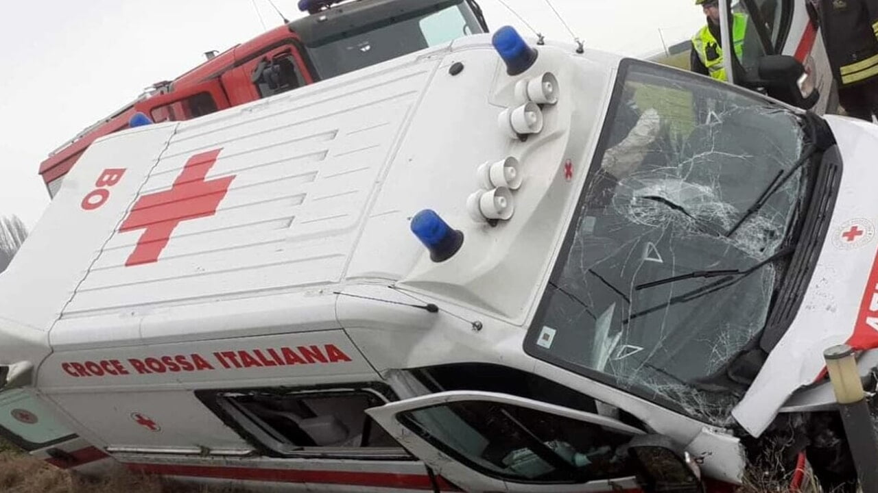 A San Pietro in Casale, un incidente d'ambulanza ha portato alla morte di una donna e al ferimento di tre persone, tra cui due operatori del 118 e una donna disabile.