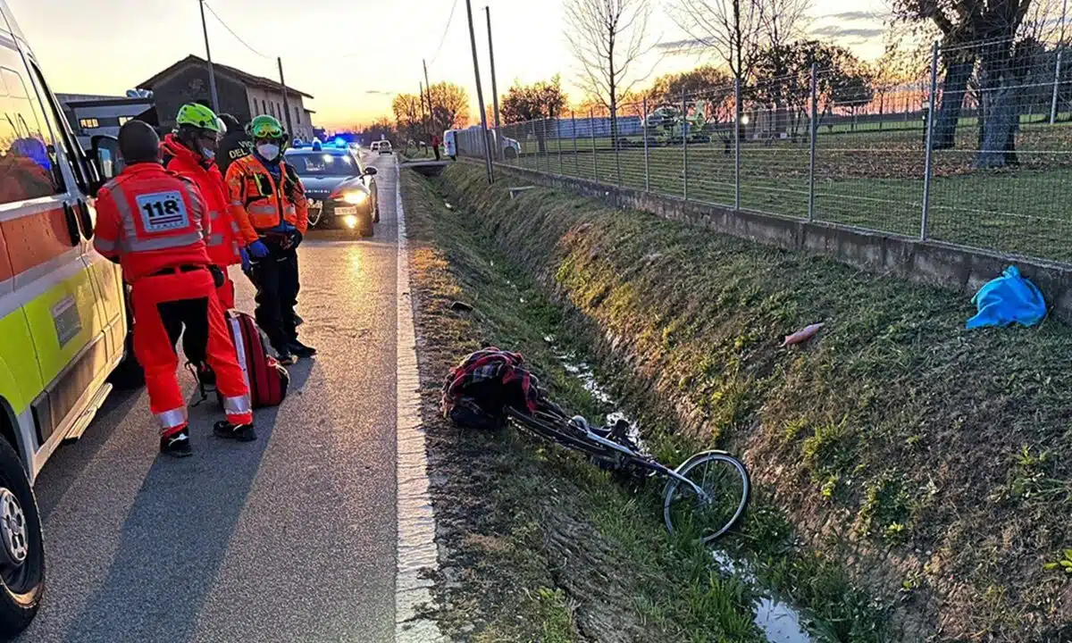 Un inquietante ritrovamento a Lonigo: il cadavere di un uomo di 59 anni, apparentemente un ciclista, è stato trovato in un fossato, sollevando interrogativi sulla causa della sua morte.