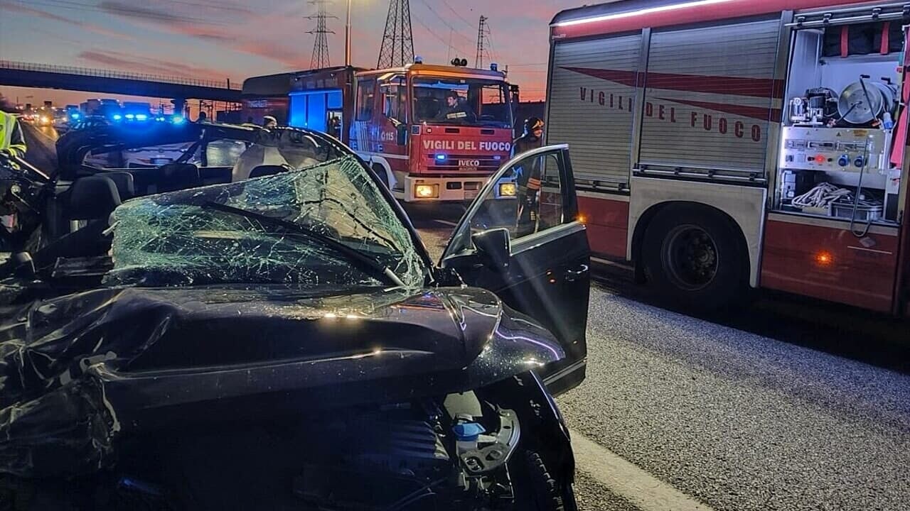 Un fatale incidente sull'autostrada A4 ha causato la morte di un ragazzo di 20 anni e ferite al suo amico, dopo uno scontro tra un SUV e un camion vicino a Marcallo Mesero.