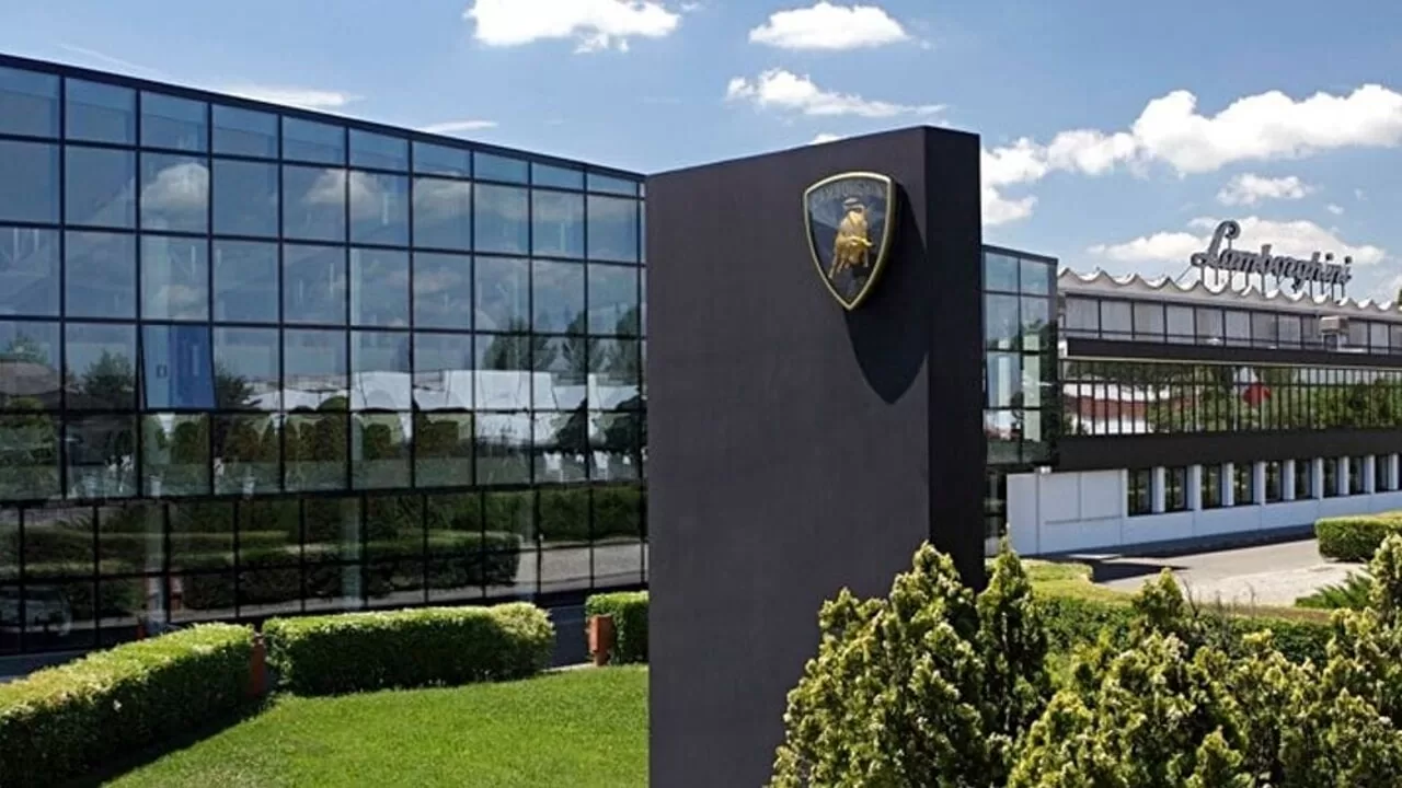 Lamborghini ha raggiunto un'intesa rivoluzionaria che introduce la settimana lavorativa ridotta, miglioramenti salariali e condizioni lavorative, segnando un passo importante nel settore.