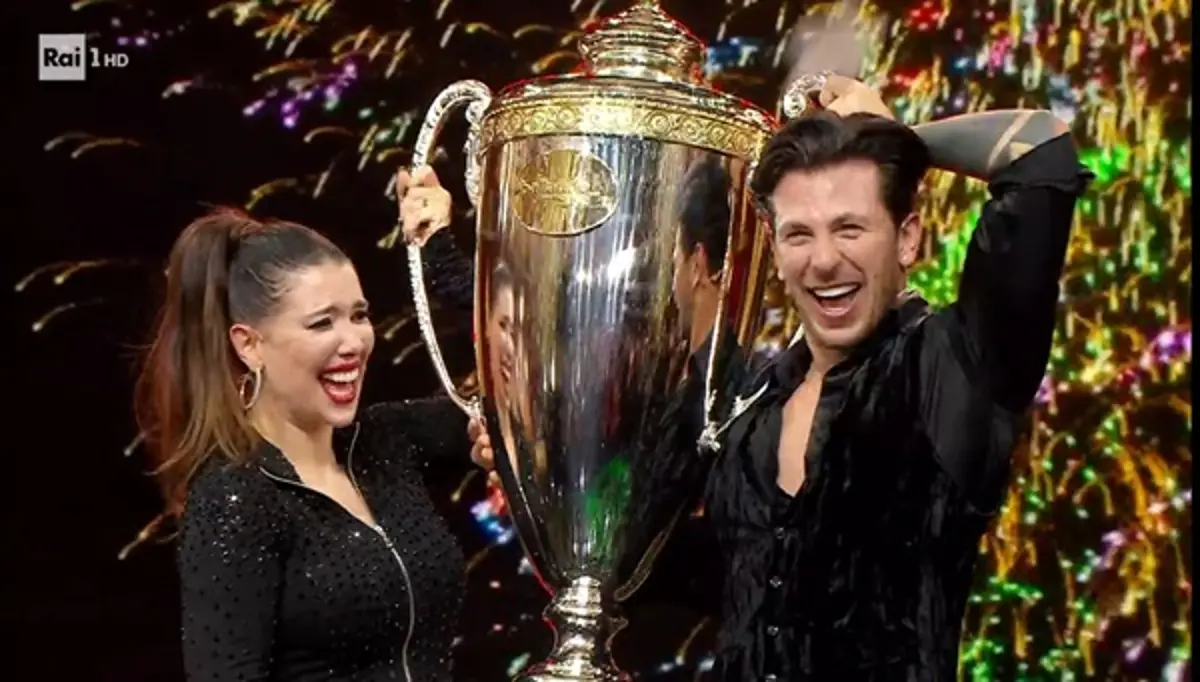 Nella finale di "Ballando con le Stelle", Wanda Nara insieme a Pasquale La Rocca conquistano il primo posto, seguiti da Simona Ventura al secondo.