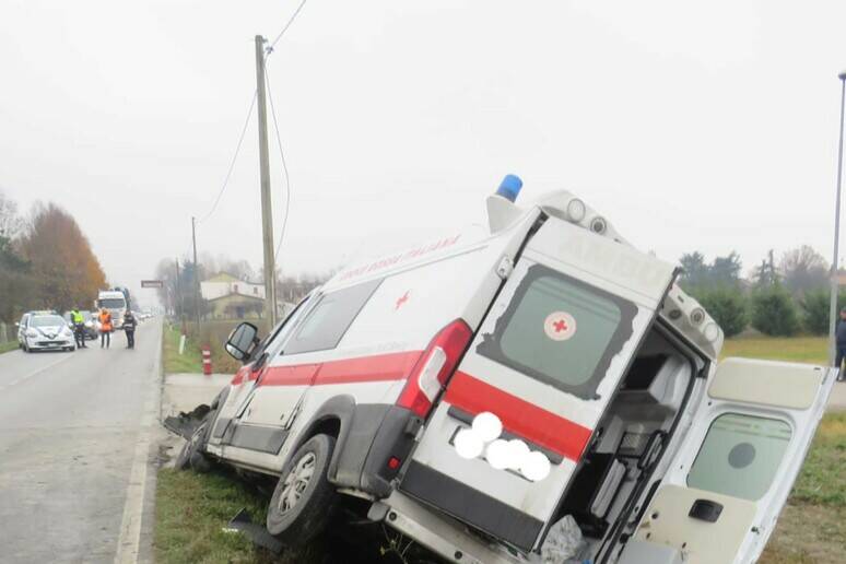 Un tragico incidente ha coinvolto un'ambulanza della Croce Rossa a San Pietro in Casale, provocando la morte di Monica Amidei e il ferimento grave di altri passeggeri.