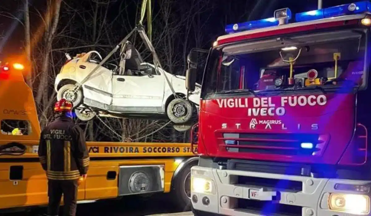 Un grave incidente stradale a Fossano ha provocato la morte di Antonina De Conno e di sua figlia Carmela Longo, dopo che la loro auto è finita in una scarpata.