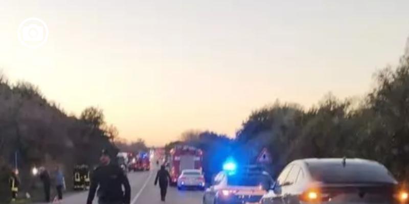 Un incidente stradale grave sulla strada Adriatica in Molise coinvolge un autobus e due auto, causando la morte di un ragazzo di 13 anni e il ferimento dei suoi genitori.