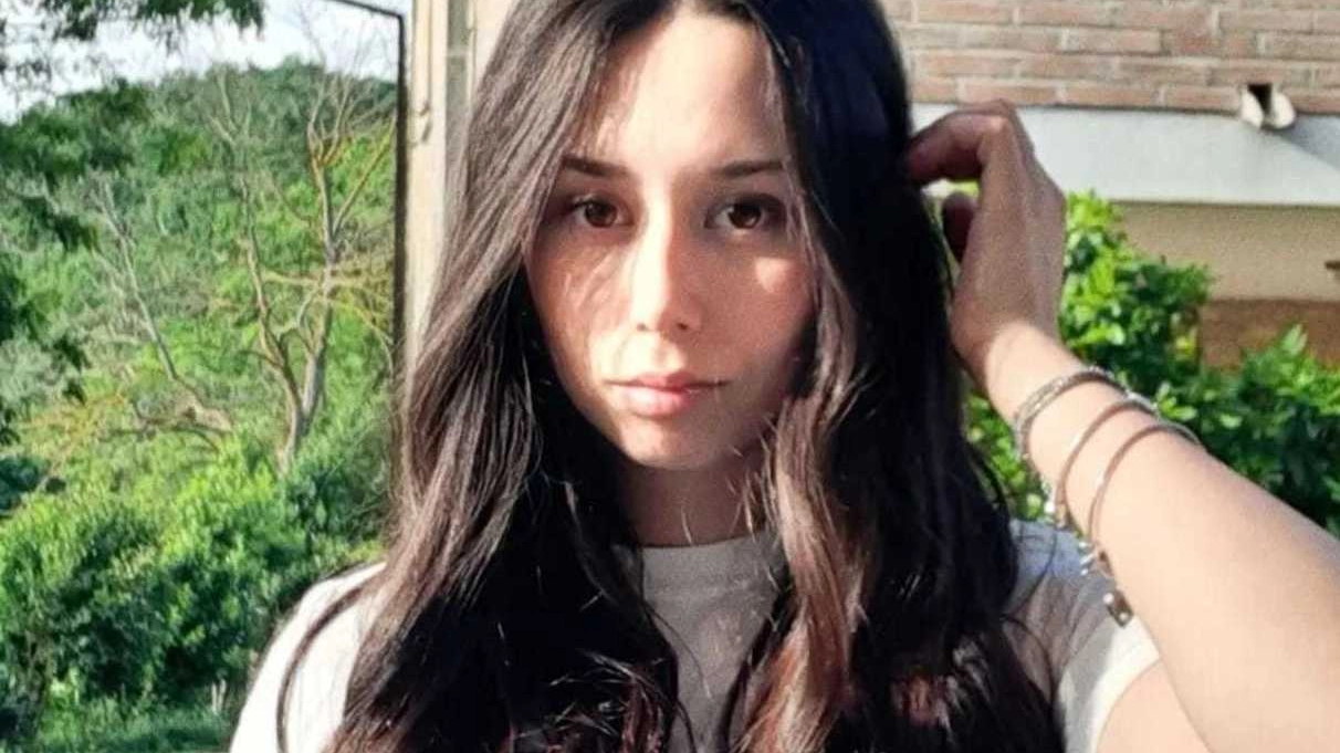 Inaspettata scomparsa di Alice Tiberi a Pesaro: una giovane di 21 anni muore dopo una breve battaglia in ospedale, gettando nella tristezza familiari e una comunità intera.