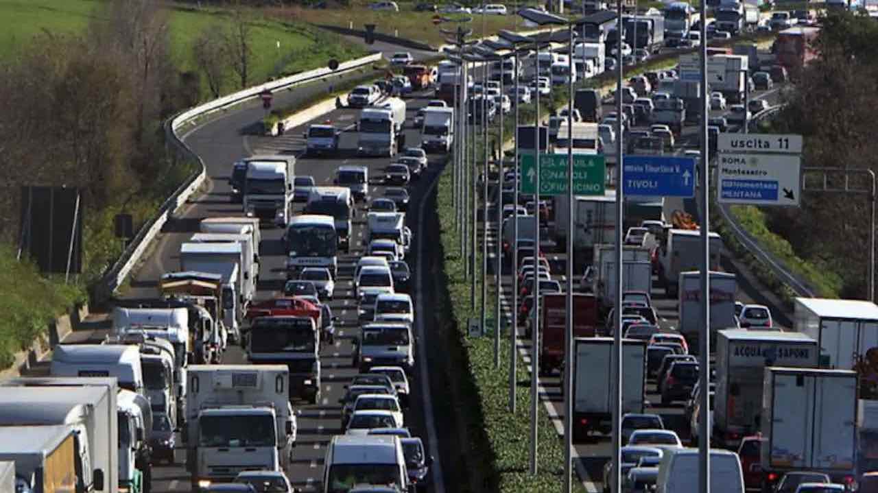 Oggi sul GRA di Roma si è verificato un incidente stradale grave con un bilancio di un morto e sei feriti. Il traffico è rimasto bloccato a causa dell'incidente che ha coinvolto sei veicoli.